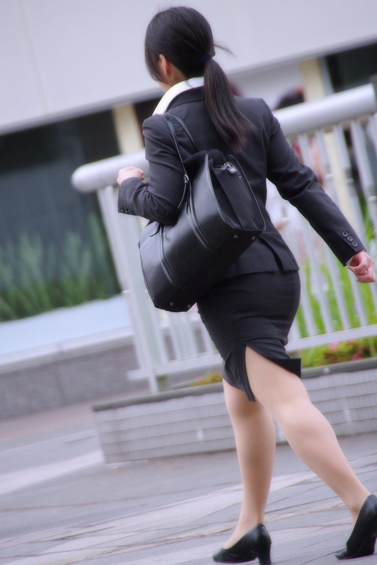 OLさんや就活女子のタイトスカートお尻を街撮りした素人エロ画像-158