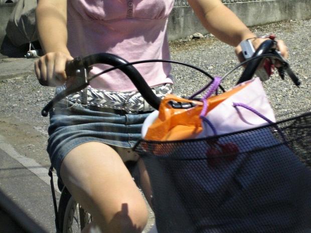 ミニスカで自転車にのってパンチラしている素人エロ画像20