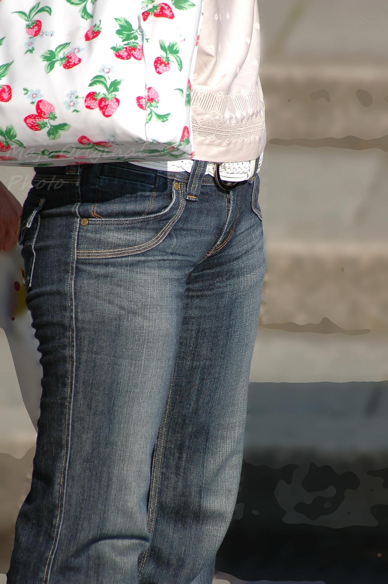 パンツルックの女性の股間を撮ったVラインのライン街撮り素人エロ画像04
