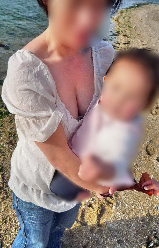 夏の子連れママの無防備な胸チラおっぱい街撮りエロ画像13