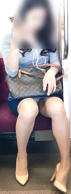 電車内のパンチラ素人エロ画像9