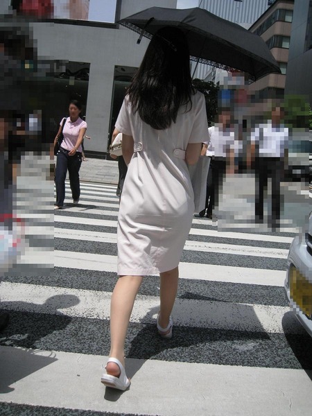 白衣やナース服からパン線透けパン透けブラしまくりな看護師さんを街撮りした素人エロ画像17