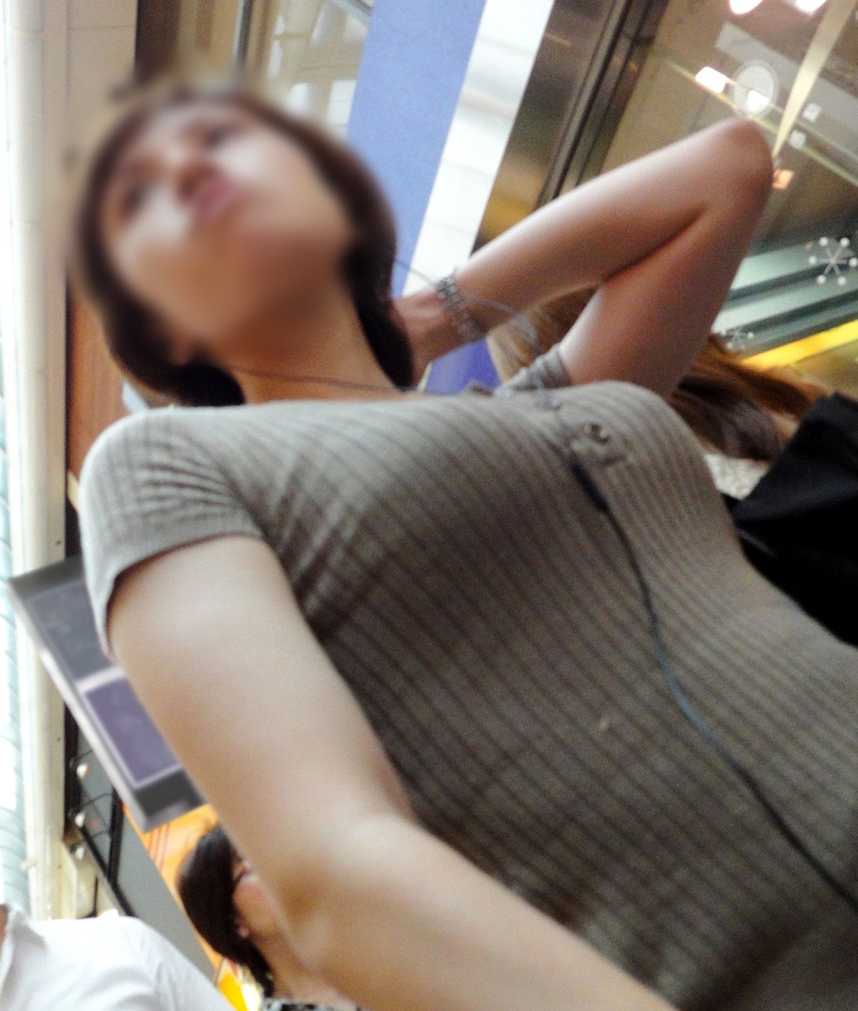 胸チラやパイスラ着衣おっぱいの街撮り素人エロ画像6