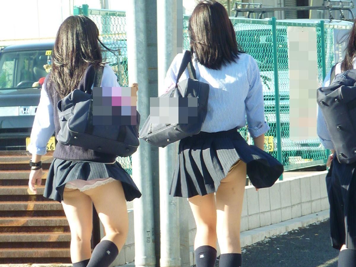 Японские школьницы в трусах