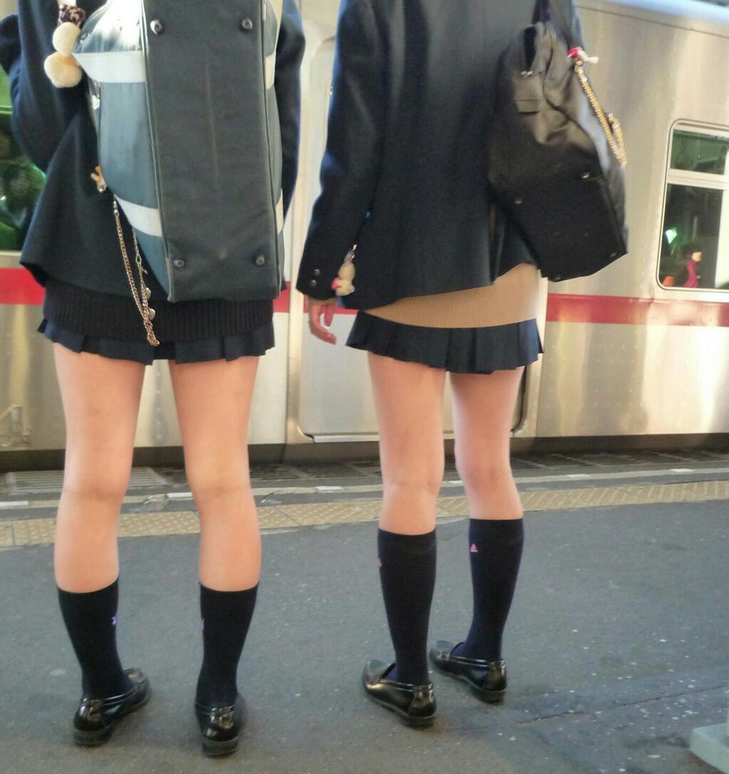 スカートが短すぎる制服JKの街撮り素人エロ画像21