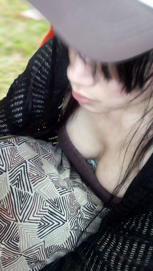 胸チラおっぱいがエッチな女性の素人エロ画像-056