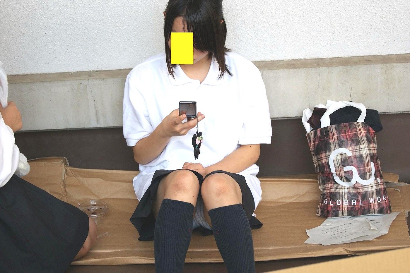 女子校生のパンチラ街撮り素人JKエロ画像8